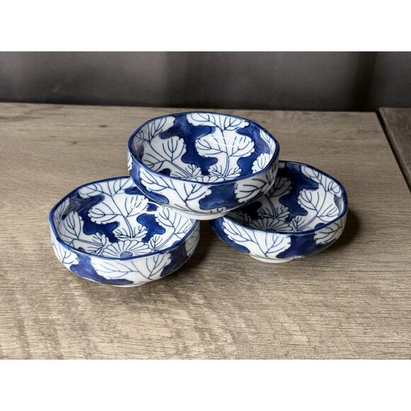3 of 4 1/4" OMC Blue & White Porcelain Bowl, Hand Painted Flower & Leaves Japan - Picture 2 of 9